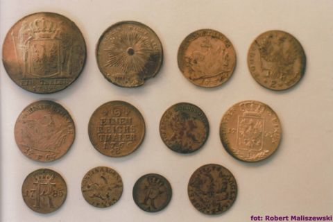 monety z wieży kościelnej w Grodkowie